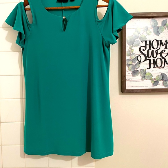 NINA LEONARD *HOST PICK * off the shoulders 💚 - Picture 1 of 4